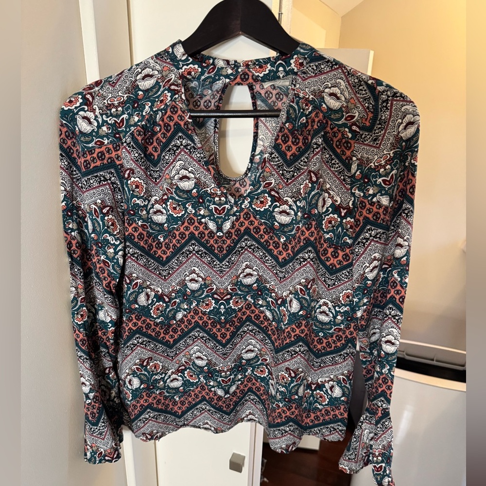 NO COMMENT EUC SIZE SMALL Elegant Floral Patterned Blouse